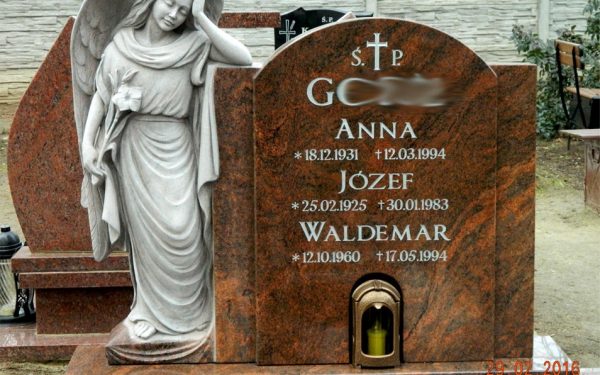 Rzeźba Anioła z Lilią