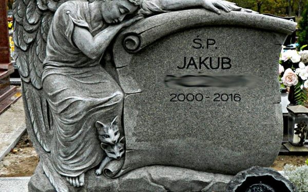 Rzeźba anioła z papirusem